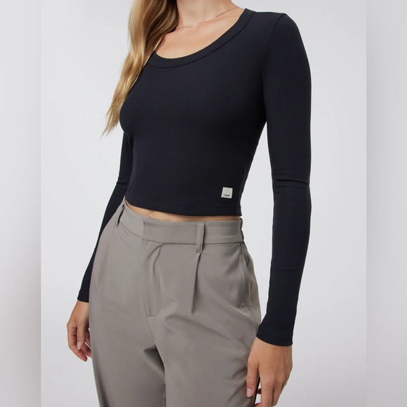 Vuori Long Sleeve Pose Scoop Tee - Picture 5 of 7